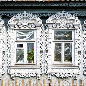 окно с резьбой